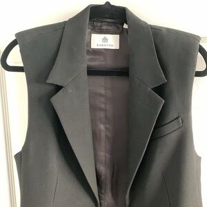 Aritzia Babaton vest with shoulder pads size S